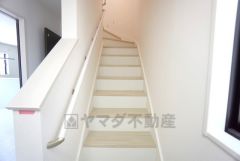 踏み場の広い手摺付き階段です。勾配も緩やかに設計されており、高齢の方でも安心できますね＾＾
