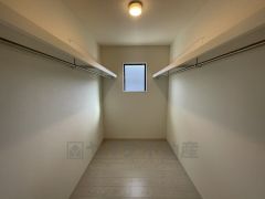 収納量たっぷりのウォークインクローゼット。ハンガーパイプ付で散らかりがちな洋服類もきれいに整理できます。
