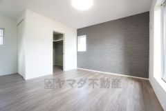 バルコニーに面した陽当たりの良い洋室です＾＾