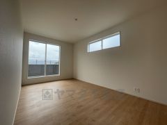 バルコニーに面した洋室です。大きな窓からやわらかな陽が差し込む明るいお部屋です。寝室としてもおすすめです。