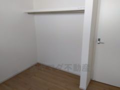 オープンクローゼットは、扉の開閉動作がないので荷物の出し入れがスムーズになります。衣類を綺麗にまとめておしゃれにまとめれば、お部屋のアクセントにもなります＾＾