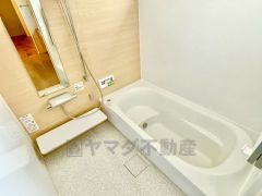 1日の疲れを癒すくつろぎのバスルーム。足を伸ばしてもゆったりと入れるサイズです。お子様と一緒にお風呂に入っても狭くないですね＾＾