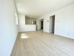 キッチンから会話が弾みそうなリビングです。快適な生活が想像できますね＾＾