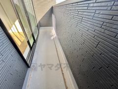 陽当たりの良いバルコニーです。お洗濯やお布団干しはもちろん、日光浴スペースにも。足元は防水工事施工済です。