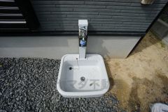 お車の洗車や外壁のお掃除をする際に便利な外水栓。