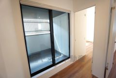 部屋を介さず廊下から直接出入りのできるインナーバルコニー。