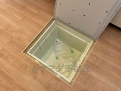 キッチンにある床下収納は、居住スペースを減らさずに買い置きの調味料や非常食などを保管することができます。