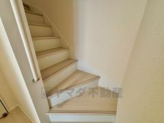 日中でも暗くなりがちな階段には、小窓を配置し採光も考えられたつくり＾＾手摺付きなので安全に上り下りできますね＾＾