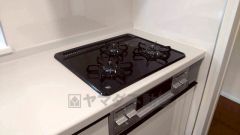 同仕様写真。3種類の料理が同時に調理できる、3口ガスコンロ。