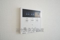 キッチン横からお湯張り、追い炊き、足し湯がボタン一つで楽々操作できる給湯機リモコンです＾＾忙しい夕飯の準備の時間帯に重宝しますね。