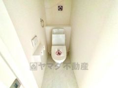 ウォシュレット付きトイレです。1階2階の2ヶ所にトイレがあるので、忙しい朝にもゆとりができますね＾＾