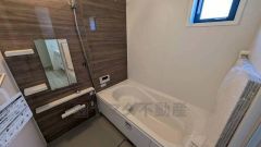 1日の疲れを癒すくつろぎのバスルーム。足を伸ばしてもゆったりと入れるサイズです。お子様と一緒にお風呂に入っても狭くないですね。