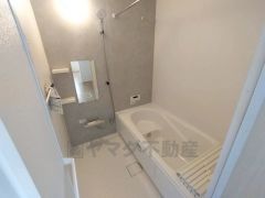 1日の疲れを癒すくつろぎのバスルーム。足を伸ばしてもゆったりと入れるサイズです。お子様と一緒にお風呂に入っても狭くないですね^^