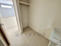 毎日使うところだから清潔に使いたい場所。うれしい収納がいっぱいあります。散らかりがちなバスタオルや清掃用品、化粧品や予備のシャンプー等もきれいに整頓できますね。