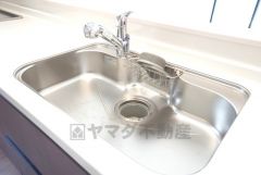 大きなお鍋も楽々洗える幅の広いシンクです＾＾ステンレスシンクなので簡単にお掃除できますよ。洗剤やスポンジもすっきりできる収納付き。