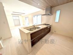 リビングでの寛ぎを邪魔しない独立キッチンです。生活感が出にくいので急な来客にも困りませんね＾＾