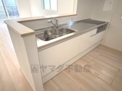 収納も、作業スペースも広々と設けられた使いやすいシステムキッチンです＾＾カウンターキッチンなので、ご家族と会話をしながら楽しくお料理ができます＾＾