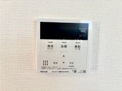 お湯張り、追い炊き、足し湯がボタン一つで楽々操作できる非常に便利な給湯機リモコンです。追い炊きがついていると寒い冬は水道代の節約にもなるので助かりますね