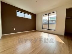 8.5帖の主寝室は家具を選ばないナチュラルなフローリングとアクセントクロスです。2面採光を確保した爽やかな風を感じて起きる朝は、快適生活の始まりに。