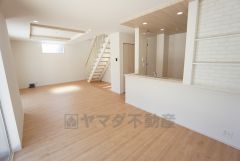 リビングは21帖以上の広々として家具の配置も色んなパターンが考えられますね。