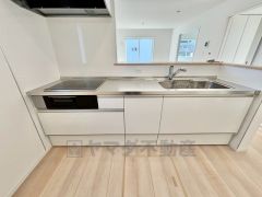 収納も、作業スペースも広々と設けられた使いやすいシステムキッチンです＾＾カウンターキッチンなので、ご家族と会話をしながら楽しくお料理ができます＾＾