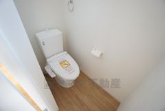 ウォシュレット付トイレです。1階2階の2ヶ所にトイレがあるので、忙しい朝にもゆとりができますね。