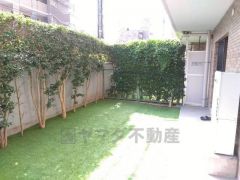 日光浴やガーデニングはもちろん、リビング・和室から姿が見守れるのでお子さまの外遊びの場としても安心です＾＾