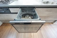 炊事時間を大幅に短縮できる食器洗浄乾燥機付き＾＾食器を洗う手間が減るので家族とのコミュニケーションの時間や自分の時間が増えますね。