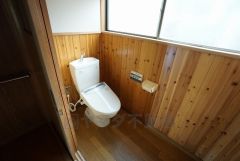 大きな窓のあるトイレ。換気も十分にできます。