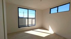 バルコニーに面した明るいお部屋です。居室としてももちろん、収納や書斎、お子様のプレイスペースにも＾＾使い勝手が良さそうです。