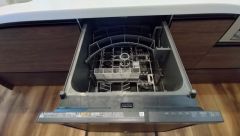 食後の時間にゆとりを与えてくれる食器洗い乾燥機。操作ボタンも上面にあるので、腰をかがめずに操作が楽々。