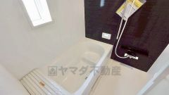 1日の疲れを癒すくつろぎのバスルーム。足を伸ばしてもゆったりと入れるサイズです。お子様と一緒にお風呂に入っても狭くないですね＾＾