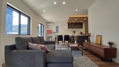 大きな窓のあるリビングは、陽光あふれる明るい空間です。居心地良く、ご家族皆がゆったり寛げる憩いの空間となりそうです。