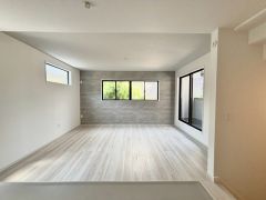 玄関へも3階へも、必ずリビングを通る動線になっているので、顔を合わせる機会が増え家族団らんの間取りに＾＾