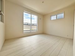 2面採光を確保した明るい室内は、風通しも良く、大変居心地の良い空間となっております。爽やかな風を感じて起きる朝は、快適生活の始まりに。