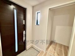 SIC付き。採光も考えられた明るい玄関です。