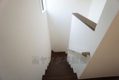 手摺付き階段です。安全に上り下りできますね＾＾