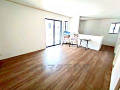 大きな掃き出し窓のあるリビングは、陽光あふれる明るい空間です。ゆったりと寛げる憩いの場となりそうです。