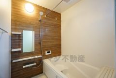 同仕様写真。現況と異なる場合は現況優先です。 足を伸ばせる浴槽で毎日の疲れを癒しましょう。お子様と入っても十分ゆったりサイズです＾＾