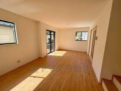 2面採光を確保したリビングは、陽光あふれる明るい空間です。ゆったり寛げる憩いの場となりそうです。