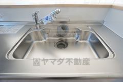 広々とした凸型シンクに洗剤ポケットを標準装備。大きなお鍋など洗いやすいです。