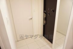 鏡付きの玄関ホール　大容量シューズクロークがあります