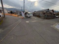 前面道路：西4ｍ、東5.5ｍ、南東4ｍ