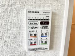 浴室暖房乾燥機には、暖房、乾燥、涼風、換気の4つの機能が付いています。タイマー付きです。雨の日はもちろん、急ぎで洗濯する必要のあるお子様の体操服や、下着類などを乾かすのに便利です。