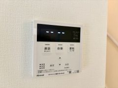 お湯張り、追い炊き、足し湯がボタン一つで楽々操作できる非常に便利な給湯機リモコンです。追い炊きがついていると寒い冬は水道代の節約にもなるので助かりますね