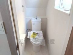 ウォシュレット付きトイレです。1階2階の2ヶ所にトイレがあるので、忙しい朝にもゆとりができますね＾＾