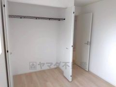 大きめのクローゼットがついた使いやすい洋室です。すっきりと整理整頓できるので気持ちよくすごせます＾＾