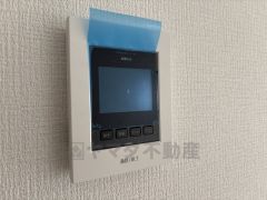 防犯性もばっちり、TVモニター付きインターホン完備。大きなモニターで玄関先を確認できます。録画機能が付いているので不在時の訪問者も確認できて安心です＾＾
