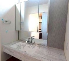 洗面台、洗濯機置き場、バスルームが連なっている、生活導線の考えられた作りになっています。