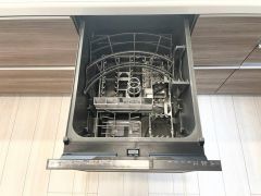 食事の後の手間を解消する食器洗い乾燥機付。冬場の洗い物で手荒れの悩みもなくなります。手洗いよりも節約できて便利。